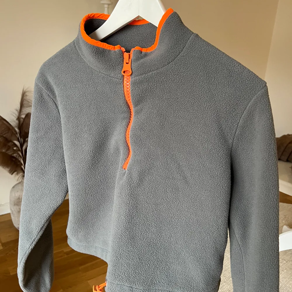 En fin croppad tröja från ASOS i stolen S 🩶 Grå färg med orange dragkedja 🧡. Tröjor & Koftor.