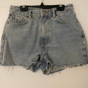 Jeansshorts - Bikbok - Säljer dessa Jeansshorts från Bikbok då dom inte kommer till användning.  Använda ungefär 2 gånger, gott skick.  Lite högre i midjan. *Tvättas Alltid* 