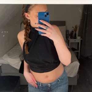 Fest topp öppen rygg  - Säljer denna fina fest toppen då den inte kommer till användning, använd ca 1-2 gånger, öppen i ryggen💗 Bild 2 & 3 är lånade 