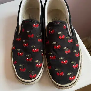 Vans med broderade körsbär. Bra skick men använda. Pris kan diskuteras :) 