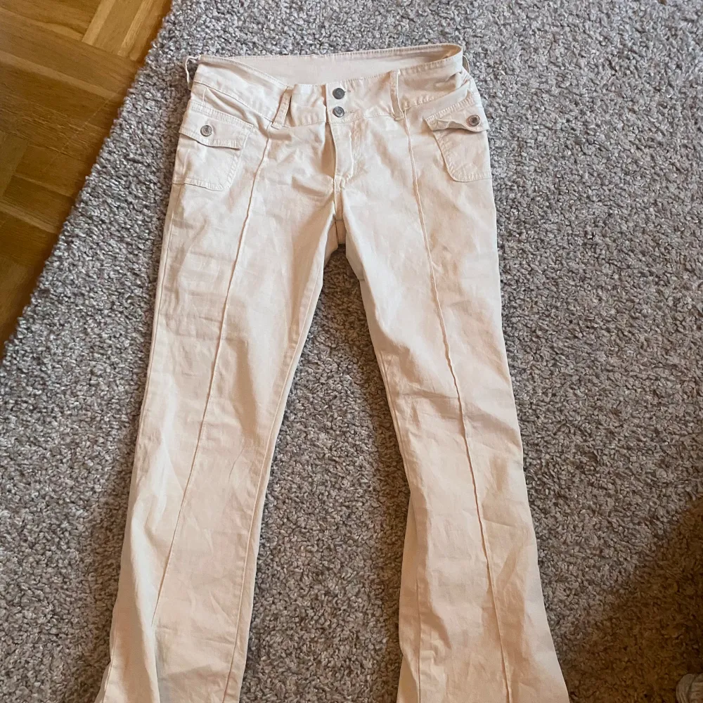 Vita lågmidjade jeans. Använda bara en gång så är i gott skick. Jeans & Byxor.