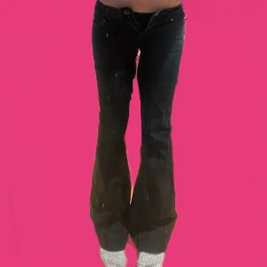 Bootcut jeans - Svarta jeans köpta secondhand men de har ett hål i skrevet som jag försökt fixa hemma🩷