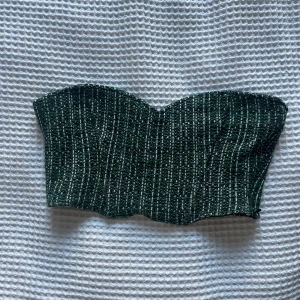 Bandeau topp - Grön bandeau topp från Zara som aldrig är använd. Jätte fin till sommaren! 