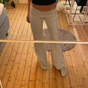 Low waist mjukisbyxor  - Aldrig använda! I storlek s, men passar mig perfekt som brukar ha xs😊Jag är 162 cm, och de släpar i baken för mig. Skriv för fler bilder💗💗
