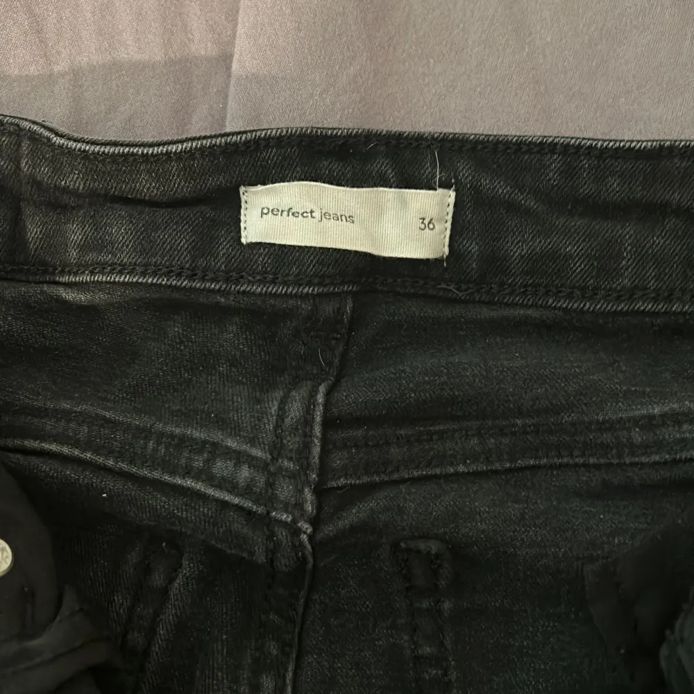 Säljer dessa high waist bootcut jeans från Gina. Tyvärr har färgen stäckat sig efter ett par gånger i tvättmaskinen därav priset. Annars i bra skick. Skulle säga dom även passar en 34a💞. Jeans & Byxor.