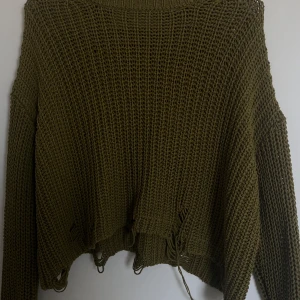 Stickad tröja zara - Stickad tröja från Zara. Gott skick! Jättefin olivgrön färg, med slits. 