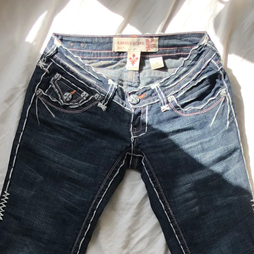 Sååå coola och unika jeans från märket Laguna! Säljer då de tyvärr är lite försmå för mig. Mått: midja/höft - 36 cm, innerbenslängd - 86 cm, Ytterbenslängd - 106 cm Dragkedjan hackar ibland men den går att dra upp.. Jeans & Byxor.