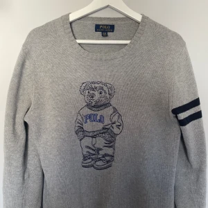 Ralph Lauren tröja - En riktigt snygg RL tröja i väldigt bra skick! Nypris ligger mellan 4000-5000 kr, mitt pris 499 (En riktig steal)!! Det är bara att skriva vid frågor eller funderingar! Är öppen för byten