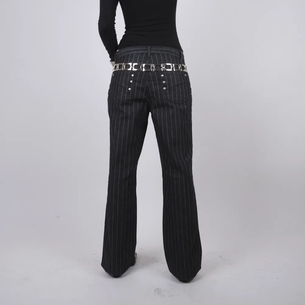 Randiga jeans, innerbenslängd 78cm, midjemått 80cm, modellen är 169cm. Jeans & Byxor.