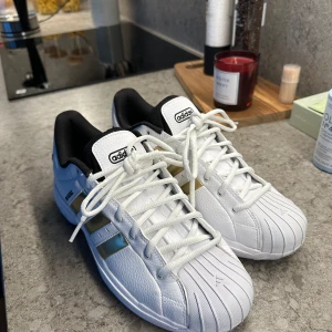 Äkta Adidas herrsneakers  - Storlek 43 1/3. Endast använda 1 gång. Köpta för ~ 800:-