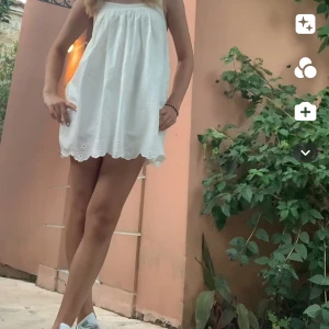 Zara klänning  - En vit, kort zara klänning med inbyggda shorts i storlek XS (34)💕Endast använd 2 gånher och är i princip i nyskick. Skriv privat vid fler frågor 🩷 Nypris var 399 har jag för mig. 