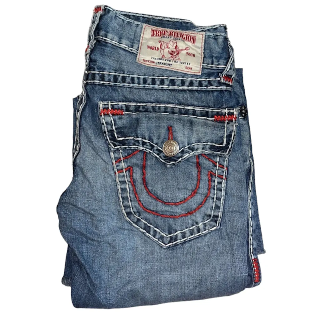 True Religion jeans Straight fit super T, Klippta längst ner syns på bild 2. W29 [Ytterbenslängd 101cm] [Innerbenslängd 77cm] [Midja 39,5cm] [Benöppning 20,5cm]. Jeans & Byxor.