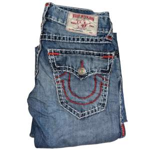 True Religion jeans Straight fit super T, Klippta längst ner syns på bild 2. W29 [Ytterbenslängd 101cm] [Innerbenslängd 77cm] [Midja 39,5cm] [Benöppning 20,5cm]