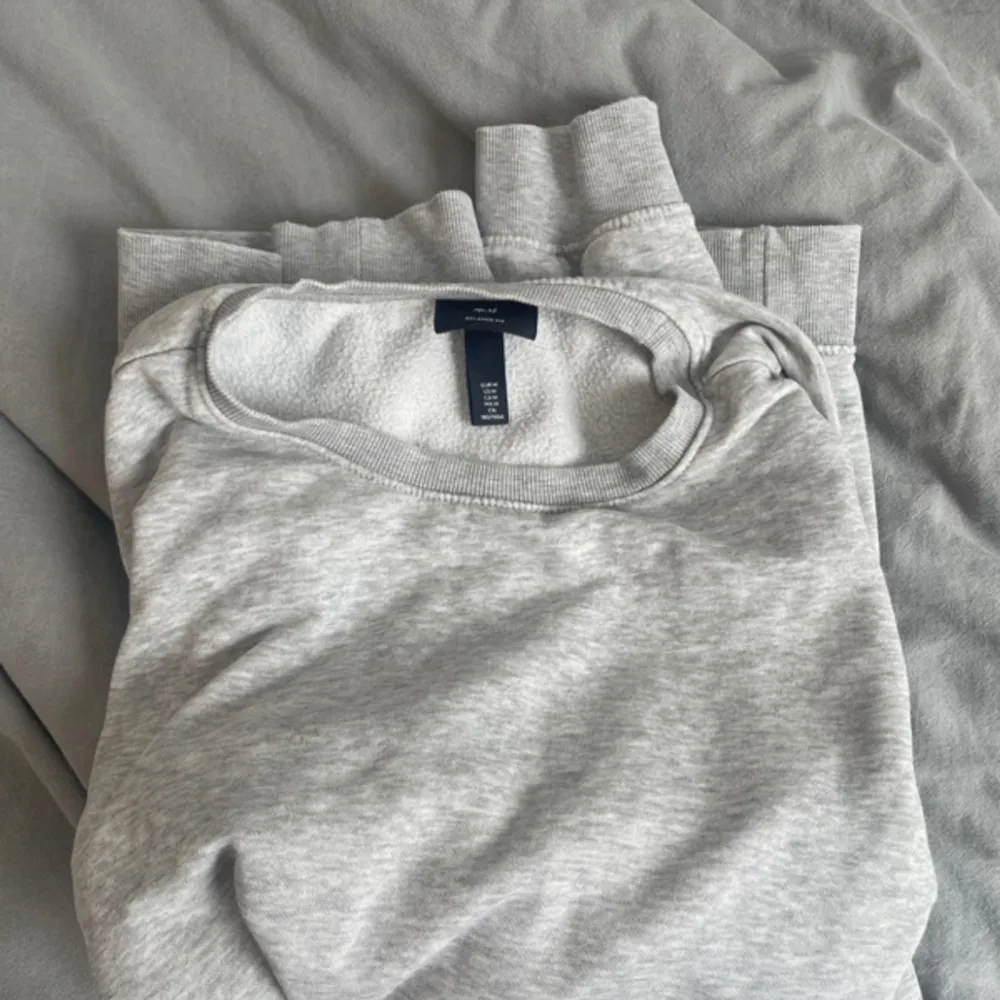 En jätte fin grå relaxed fit sweatshirt från hm som int kommer till användning längre pga storlek 😔 Inga defekter alls🙏 Finns även i ljusblå färg. Hoodies.