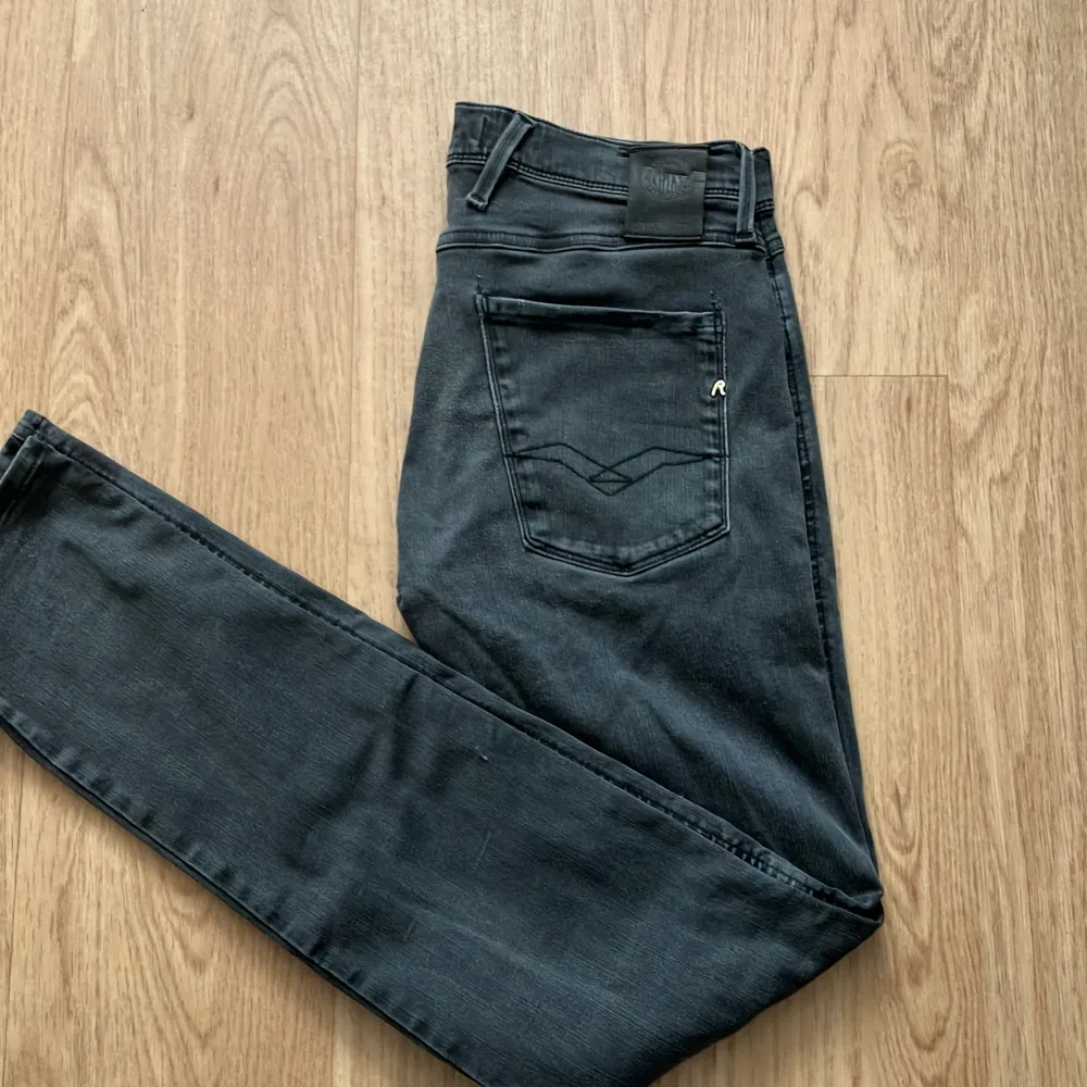 Populära replay anbass jeans säljs nu. I okej skick och i storlek 32/34 men passar även mindre storlekar. Väldigt skönt material som är hyperflex.. Jeans & Byxor.