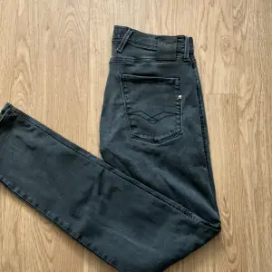 Populära replay anbass jeans säljs nu. I gott skick och i storlek 32/34 men passar även mindre storlekar. Väldigt skönt material som är hyperflex.
