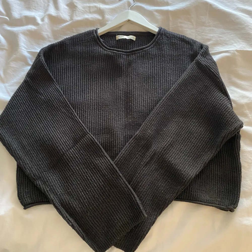 Säljer denna lite croppade stickade tröjan från pull&bear🌸 Nästan aldrig använd. Köptes för ett år sedan💛Lite baggy fit🫶 . Stickat.