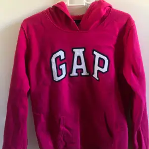 Säljer den här mörkrosa hoodien från gap då den inte kommer till användning. Köpt second hand i bra skick och jag har aldrig använt den. 