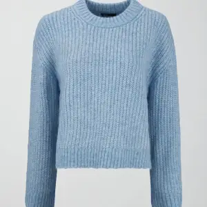 Detta är en jättefin stickad tröja från Gina som blivit använd endast 1 gång Denna är även slutsåld på ginatricots hemsida! Jättefin blå färg nu till våren och sommaren!🩵  