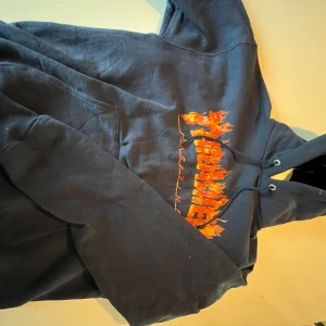 Thrasher Hoodie - Helt ny, använd 1 gång Säljer eftersom jag inte tycker om den Nypris 1200 (patches & pins) (Pris ej hugget i sten) 