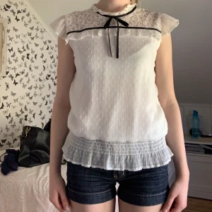 Vit blus  - Superfin vit blus som är i barnstorlek men passar xs. Endast använd en gång, skriv om du har några frågor 💗
