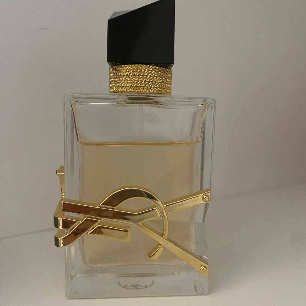 ysl libre EDP, 50ml, ca 40ml återstår 💗 Skriv innan du vill köpa! Ordinarie pris: 1400kr på Kicks. . Parfym.