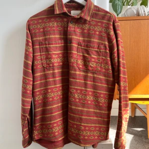 Röd mönstrad skjorta  - Storlek M