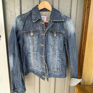 Jeansjacka  - Blå jeansjacka från Intown. Använd enstaka gånger. Storlek 36. Skriv för fler bilder. 