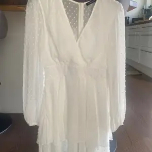  Superfin vit klänning perfekt till student eller skolavslutning. Använd kanske fyra-fem gånger så är i fint skick. Vet inte vad den är köpt men märket är double crazy.