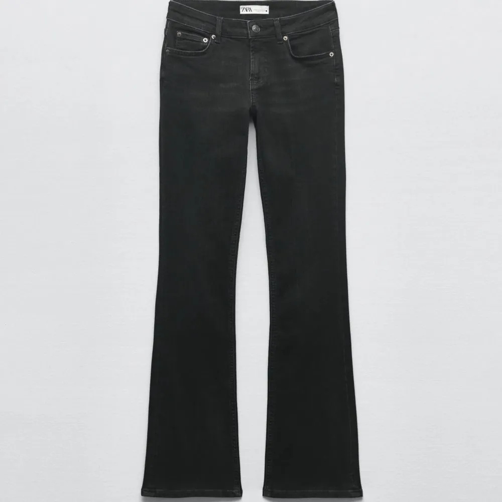 Säljer nu mina fina zara jeans då de inte kommer till användning längre. Köptes för 1 år sen under Zaras ZW kollektion. Men de är i väldigt bra skick! De är lågmidjade och bootcut!. Jeans & Byxor.