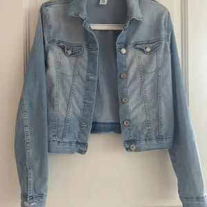 blå jeansjacka - säljer denna snygga jeans jacka då den inte kommer till användning längre för mig