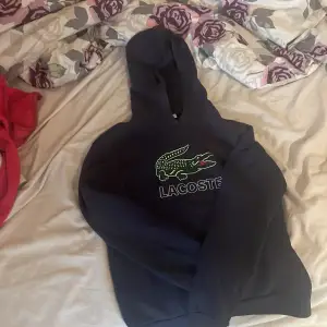 Jag säljer denna Lacoste hoodie. För ingen användning av den längre🌸🎀 (använd) men inte mycket. Pris går att diskutera❤️🫶 den är mörkblå🎀