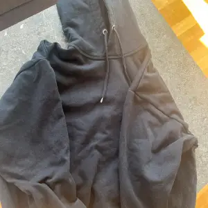 Svart hoodie 
