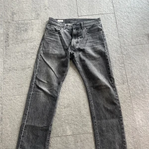 LEVI’S JEANS - Säljer dessa Levis 551 Z i storlek 31/32. Dem är i fint skick. Hör av dig vid ytterligare frågor!