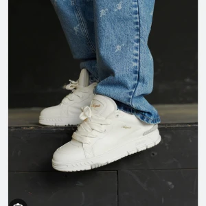 Axel arigato Sneaker - Säljer mina fina vita Axel arigato sneakers i storlek 39. Dem är snäppet helt oanvända då jag inte kände att dem va min stil. Köptes för 3350kr. Priset kan diskuteras💞
