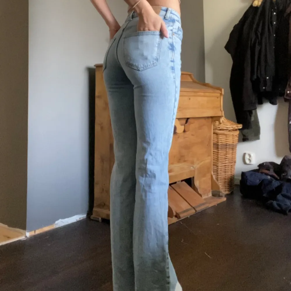 Supersnygga jusblå bootcut jeans från Gina Tricot! Storlek 32, passar xxs/xs skulle jag säga☺️ 200kr + frakten  ( kan tänka mig mindre vid snabb affär ). Jeans & Byxor.