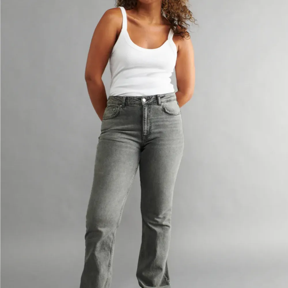 Skitsnygga gråa full lengh flare jeans från gina! Mycket gott skick och mid waist💕. Jeans & Byxor.