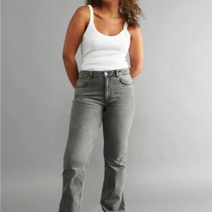 Flare jeans - Skitsnygga gråa full lengh flare jeans från gina! Mycket gott skick och mid waist💕