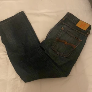 Nudie jeans - Säljer nu mina grymt snygga nudie jeans pga att jag växt ut dom. Dom är i väldigt bra skicka och få tecken på användning finns. Storlek 29w, 31l Byxorna är straight fit  Nypris 1800