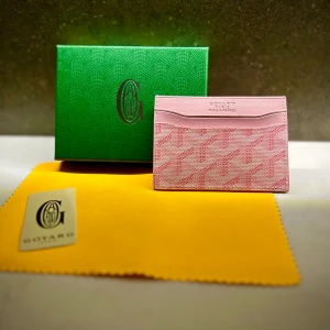 Plånbok - Hej just nu säljer jag denna skitsnygga inspirerade goyard plånboken. Färgen är rosa och den har mycket utrymme för både kort och kontanter. Tveka inte på att ställa några frågor eller att be om fler bilder och checka min profil för andra saker.