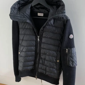 Moncler cardigen - Cardigen från moncler i ny skick