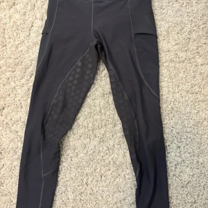 Maya delores - Ridbyxor i nyskick. Passar som Medium i storlek.