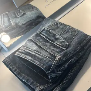 Hej! Jag säljer ett par fina bootcut jeans som jag aldrig använder. Använd 2 gånger. As bra skick, fina fickor, inget saknas. Dem är lågmidjade och jättefina. Dem är från ett märke kallat Reactive!🫶🥂💗