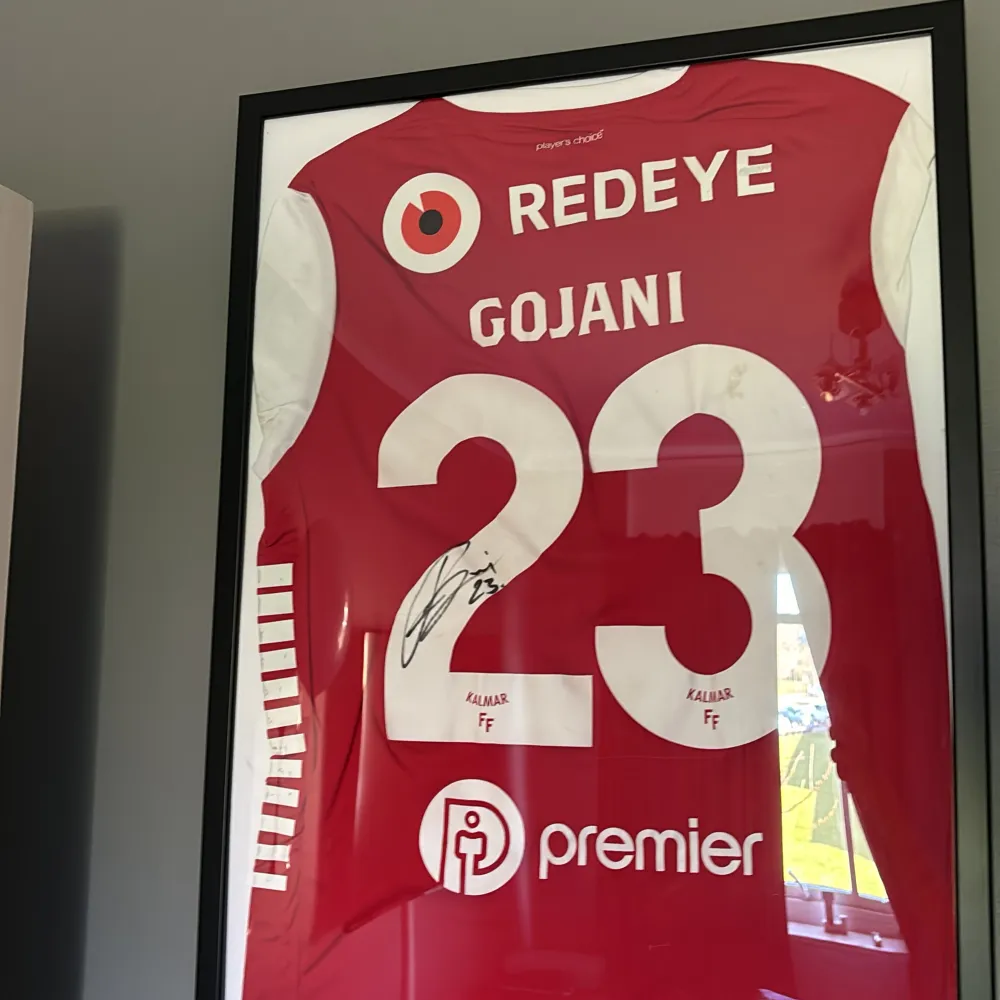 Säljer min signerade tröja från Robert gojani som spelar i Kalmar FF. Tröjan är ifrån sista matchen under säsongen 2022-2023 där Kalmar slutade extremt högt upp i tabellen. . Sport & träning.