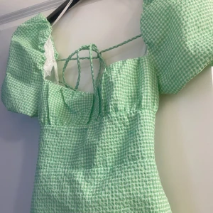 Klänning - Klänning från zara, dragkedja på sidan och justera bara snörningar baktill, storlek s