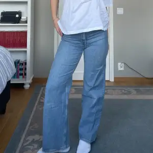 Supersnygga wide leg jeans från & Other Stories. Storlek 27. Jättebra skick! Nypris ca 700kr.