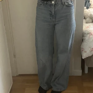 Ljusblåa straight jeans - Supersnygga mid waisted jeans från monki! Är använda men det syns endast längst ner vid sömmarna