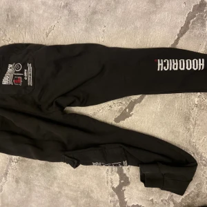 Hoodrich byxor - Hoodrich byxor säljs vidare har ingen nytta med den. Inget fel på den. Har även tröjan till byxorna. Frågor det bara ställa:)