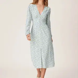 Säljer min fantastiskt fina Adoore klänning i storlek 36. Använd någon enstaka gång så den är i absoluta nyskick. Pris 600 kronor eller bud.