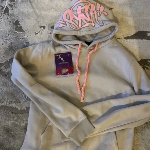 Syna world  - Syna world tracksuit säljer jag på grund av att den inte passar mig köpte fel storlek. Aldrig använt. Går att köpa bara tröjan eller bara byxan går att diskuteras dm:)